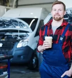 mechanic-of-car-service-center-rbvwzolfo73el652zkfp9ejzxsq09acujjtbfns4fy